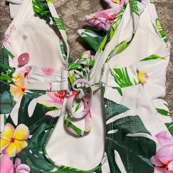 One pcs Ruffle Swimsuit - Picture 5 of 7